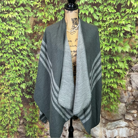 BB DAKOTA Reversible Charcoal Plaid Blanket Wrap, O/S - Picture 5 of 11